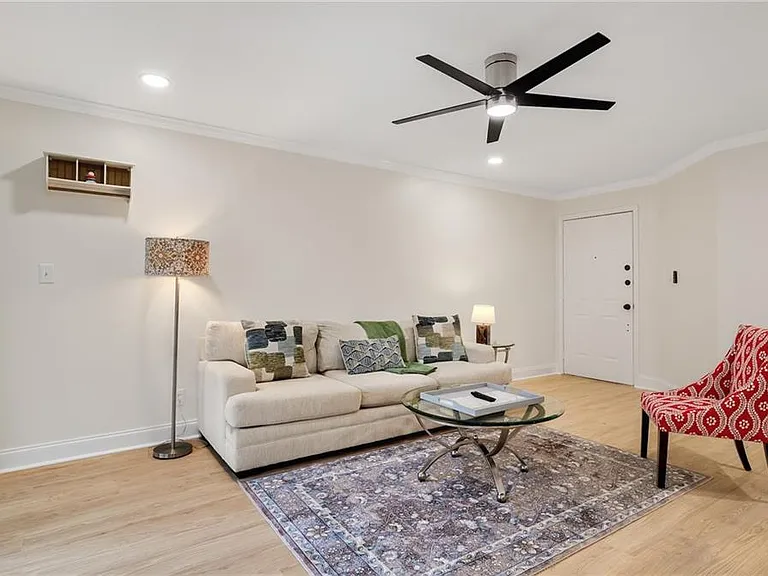 1105 Garden Ct — Photo 3