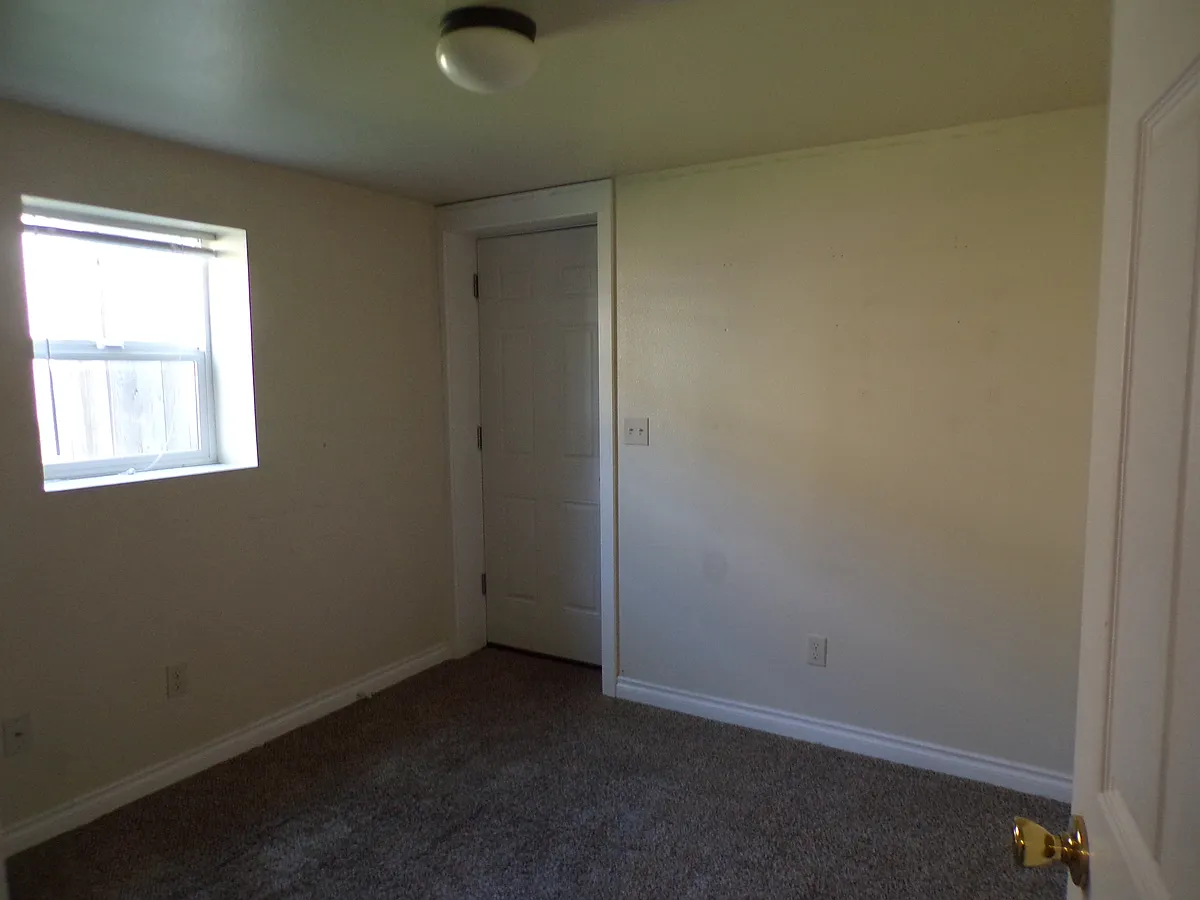 Building Photo - 2305 NW Fillmore Ave #3