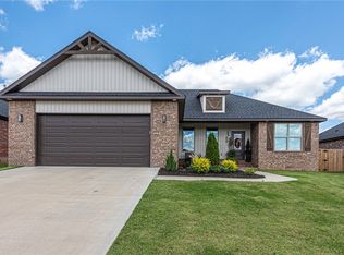 852 Round Top St, Prairie Grove, AR 72753