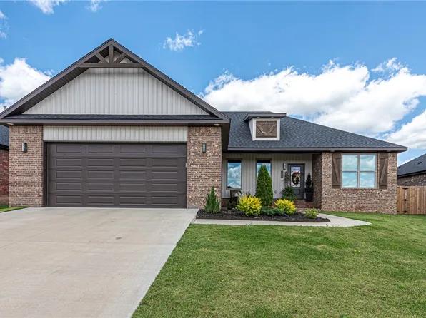 852 Round Top St, Prairie Grove, AR 72753
