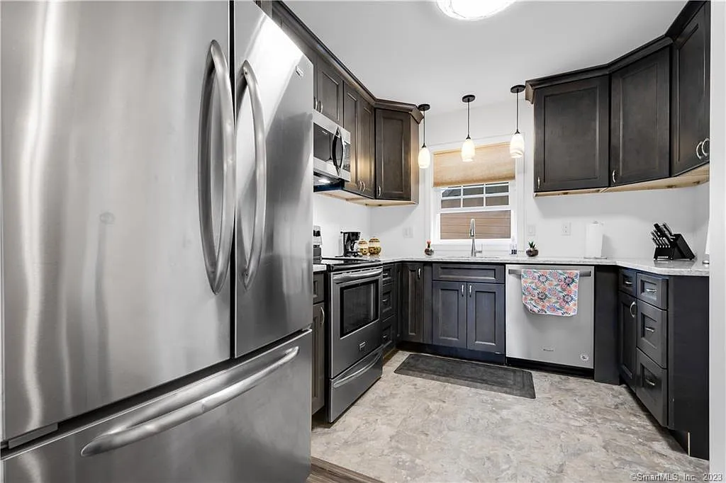 3 bed, 2.0 bath, 1180 sqft, $2,800 — Photo 2