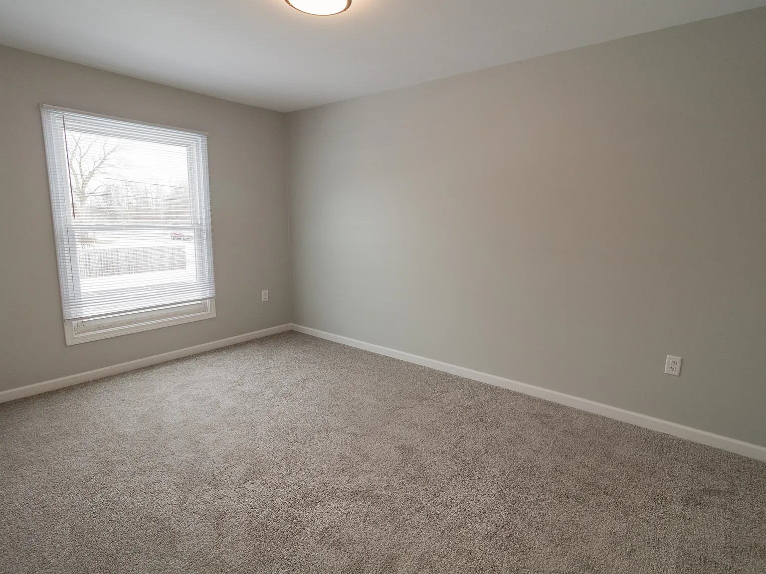 11 Robert Dr — Photo 2
