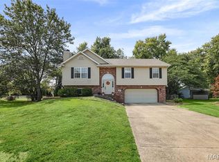2433 Field Point Dr, Maryville, IL 62062