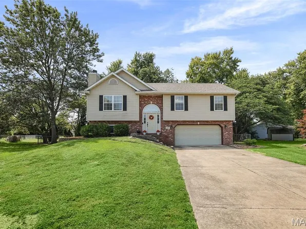 2433 Field Point Dr, Maryville, IL 62062