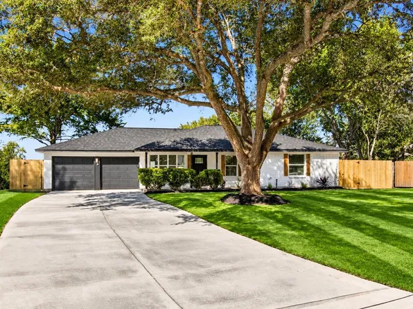 102 Belmont Ave, Hitchcock, TX 77563