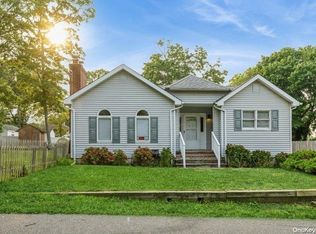 16 Robin Rd, Rocky Point, NY 11778