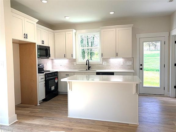 5th image of 14 W Colonial Dr