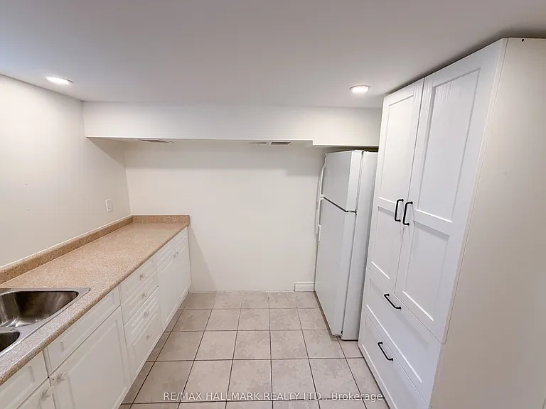 338 Demaine Cres — Photo 8