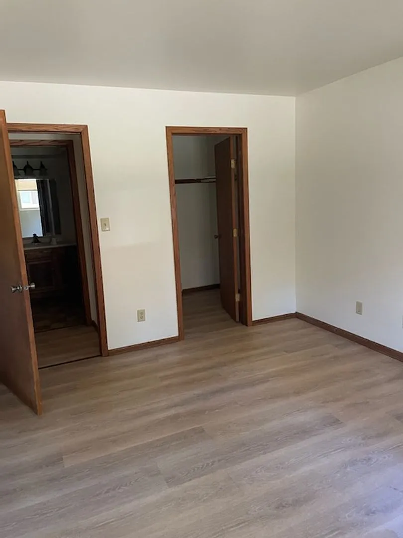 Neat and Updated 2- Bedroom Apartment — Photo 4