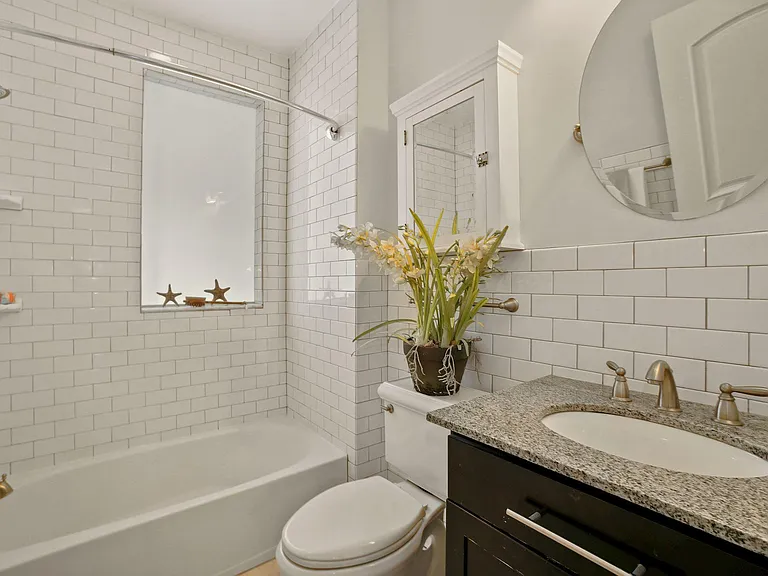 Upstairs full bath