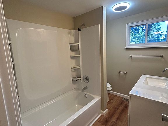 5th image of 6182 Surrey Ln