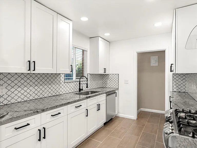 1227 Ash St — Photo 6