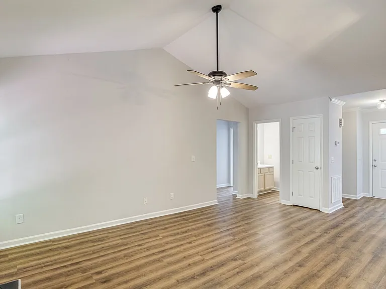 126 Crookham Ct — Photo 8
