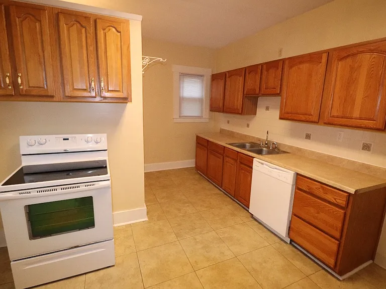 Well-maintained Double with Small Yard — Photo 20