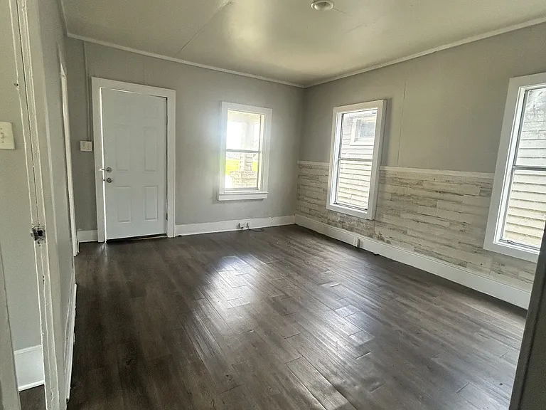 417 Moss St — Photo 4