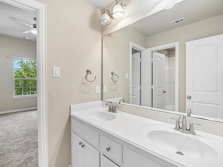 Love the dual sinks in the jack n jill bathroom.
