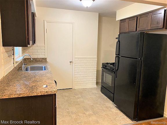 3rd image of 3012 Greenfield Rd