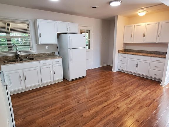 3rd image of 2319 Medford Ln