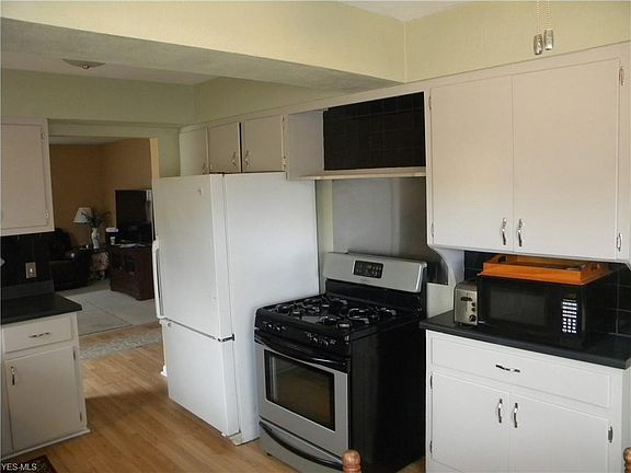 5th image of 1627 Newberry St