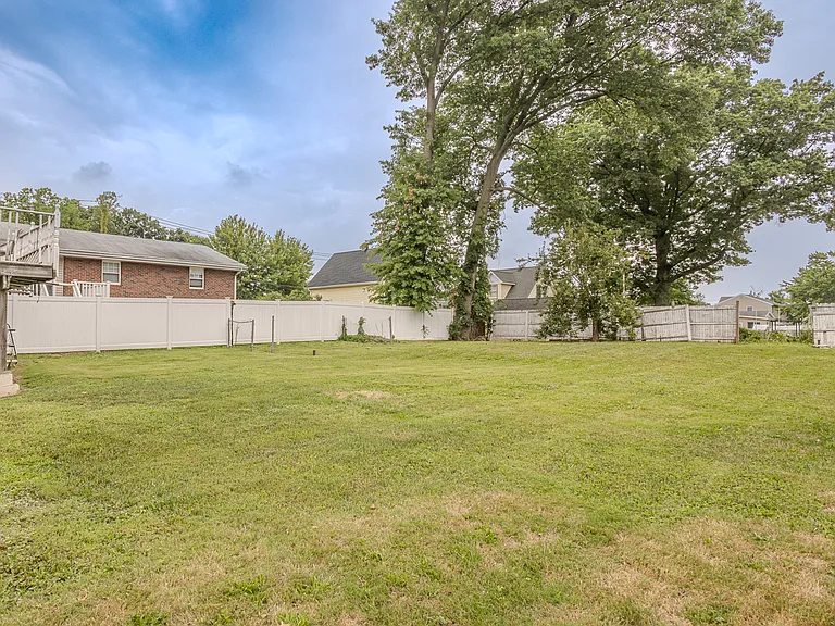 114 Mary Ave — Photo 17