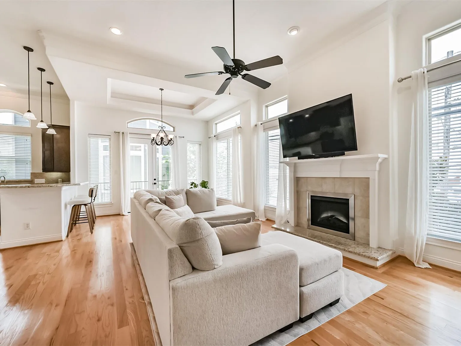 3 bed, 3.0 bath, 1928 sqft, $2,950 — Photo 4
