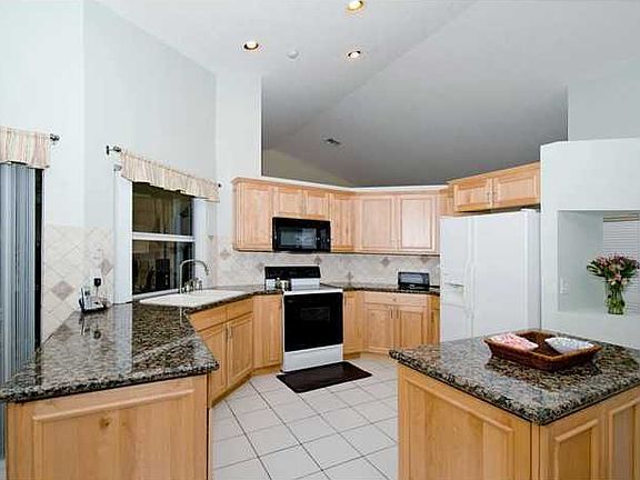 5th image of 1015 Fairfax Ln
