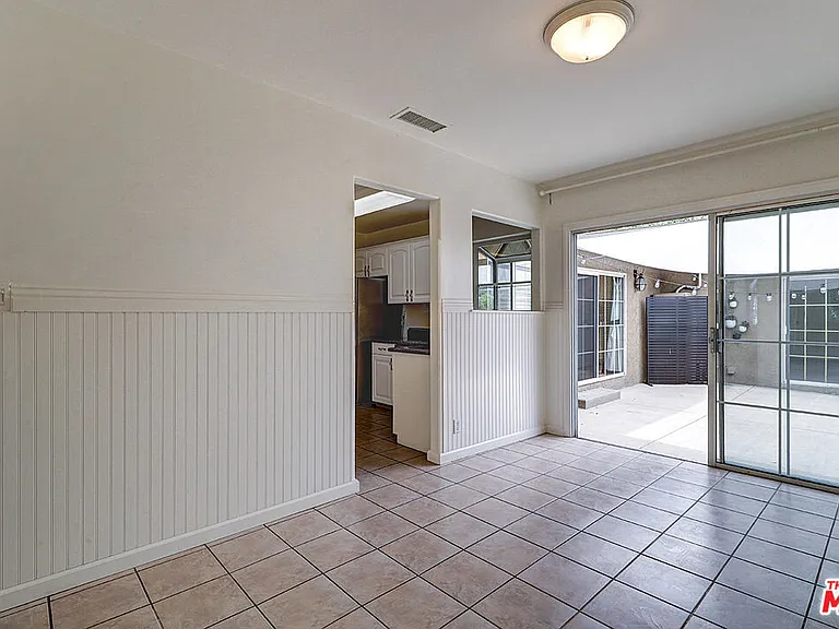 15601 Morrison St — Photo 13