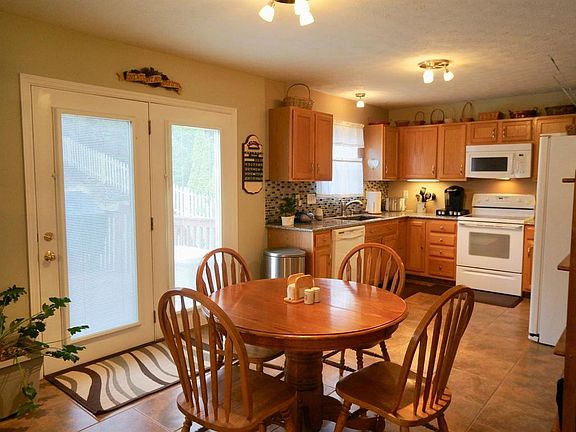 4th image of 165 Sackett Dr