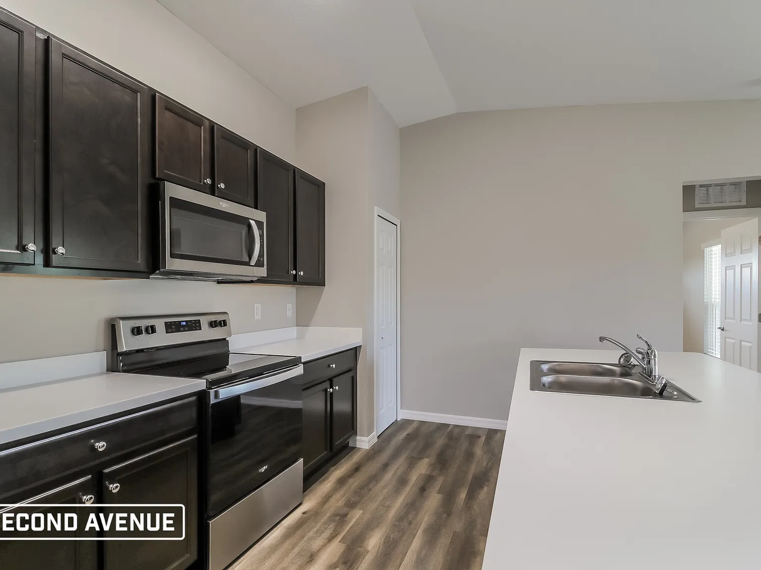 4 bed, 2.0 bath, 1833 sqft, $1,850 — Photo 2