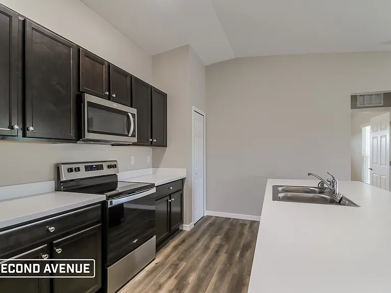 437 Reading St — Photo 2