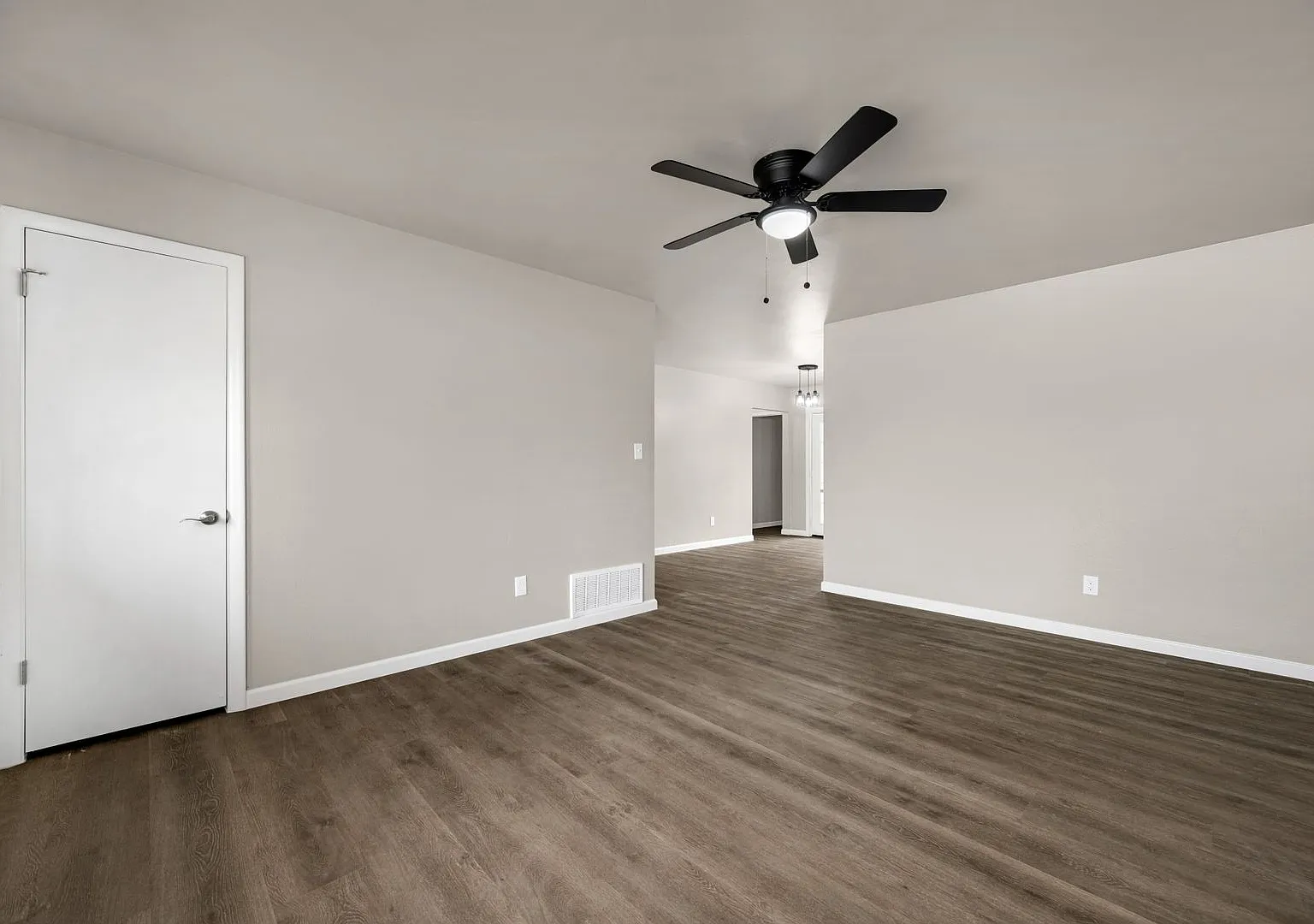 509 NE Cimarron Circle - Hot new listing! — Photo 3