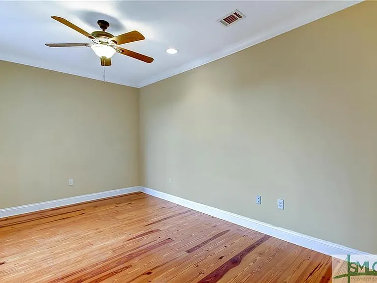 411 E Hull St — Photo 11