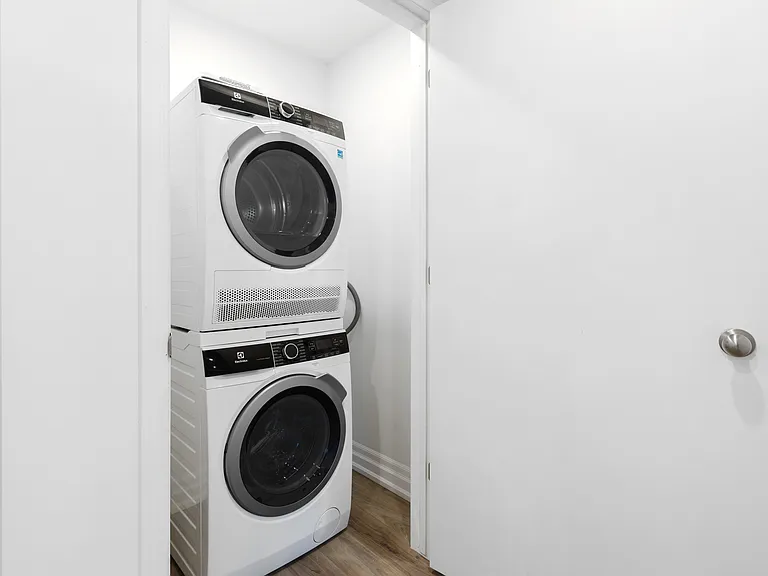 435 Albert St — Photo 42