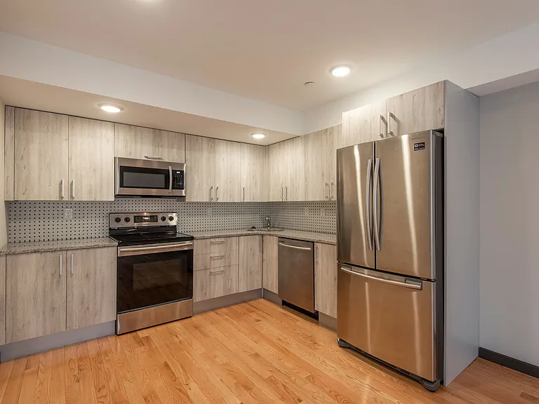2545-47 Montrose St #BB — Photo 2