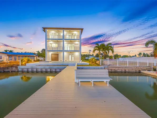 11460 7th St E, Treasure Island, FL 33706