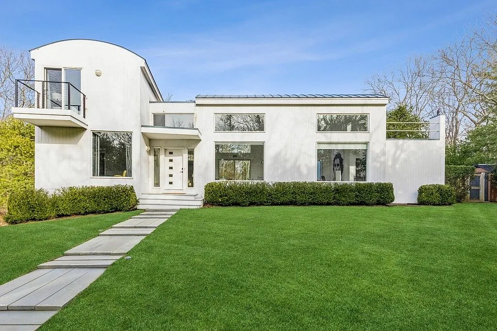Stunning Modern Five Bedroom in East Hampton — Photo 1