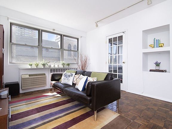 3rd image of 30 W 60th St APT 11N