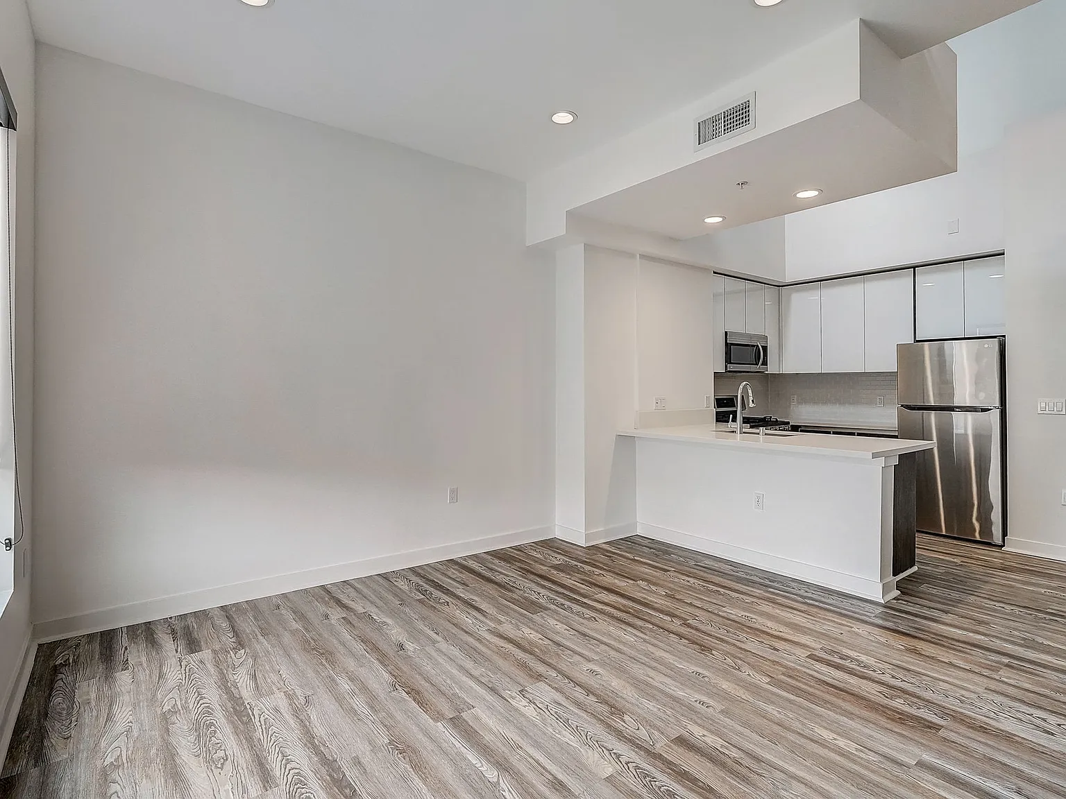 1 bed, 1.5 bath, 850 sqft, $2,200 — Photo 1