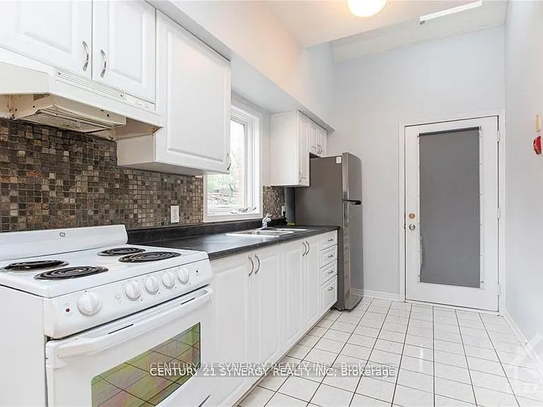 450 Maclaren St #11 — Photo 5