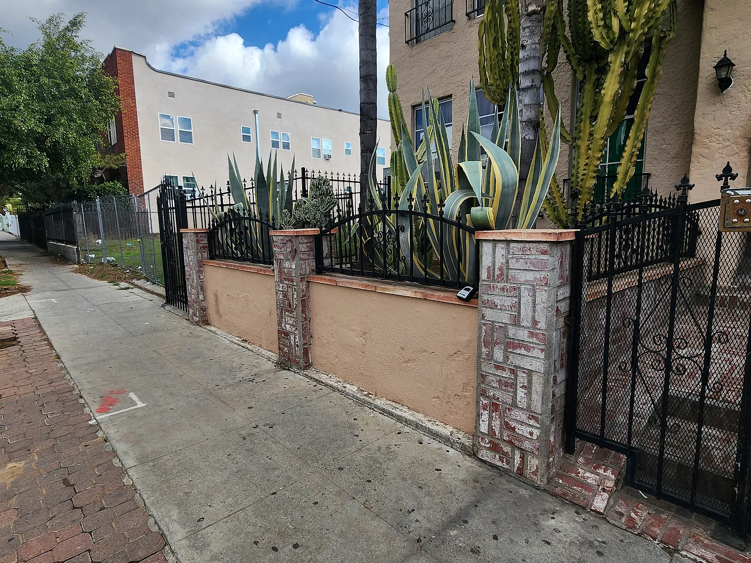 1152 N Kingsley Dr — Photo 4