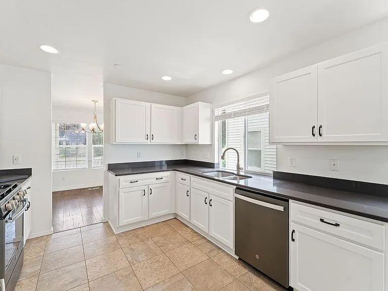 2429 Tolmie Ave — Photo 10
