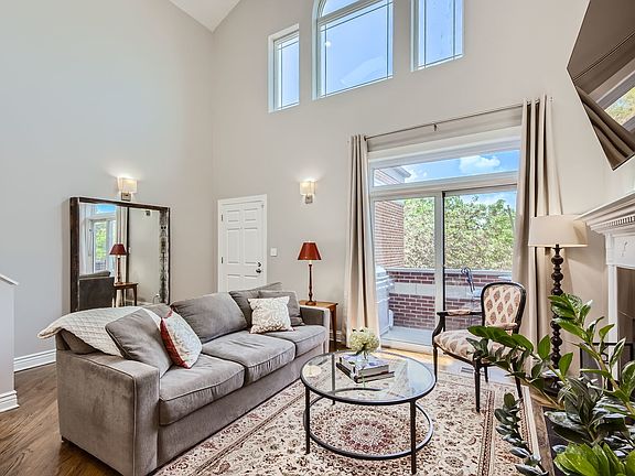 3rd image of 1919 N Kenmore Ave #3