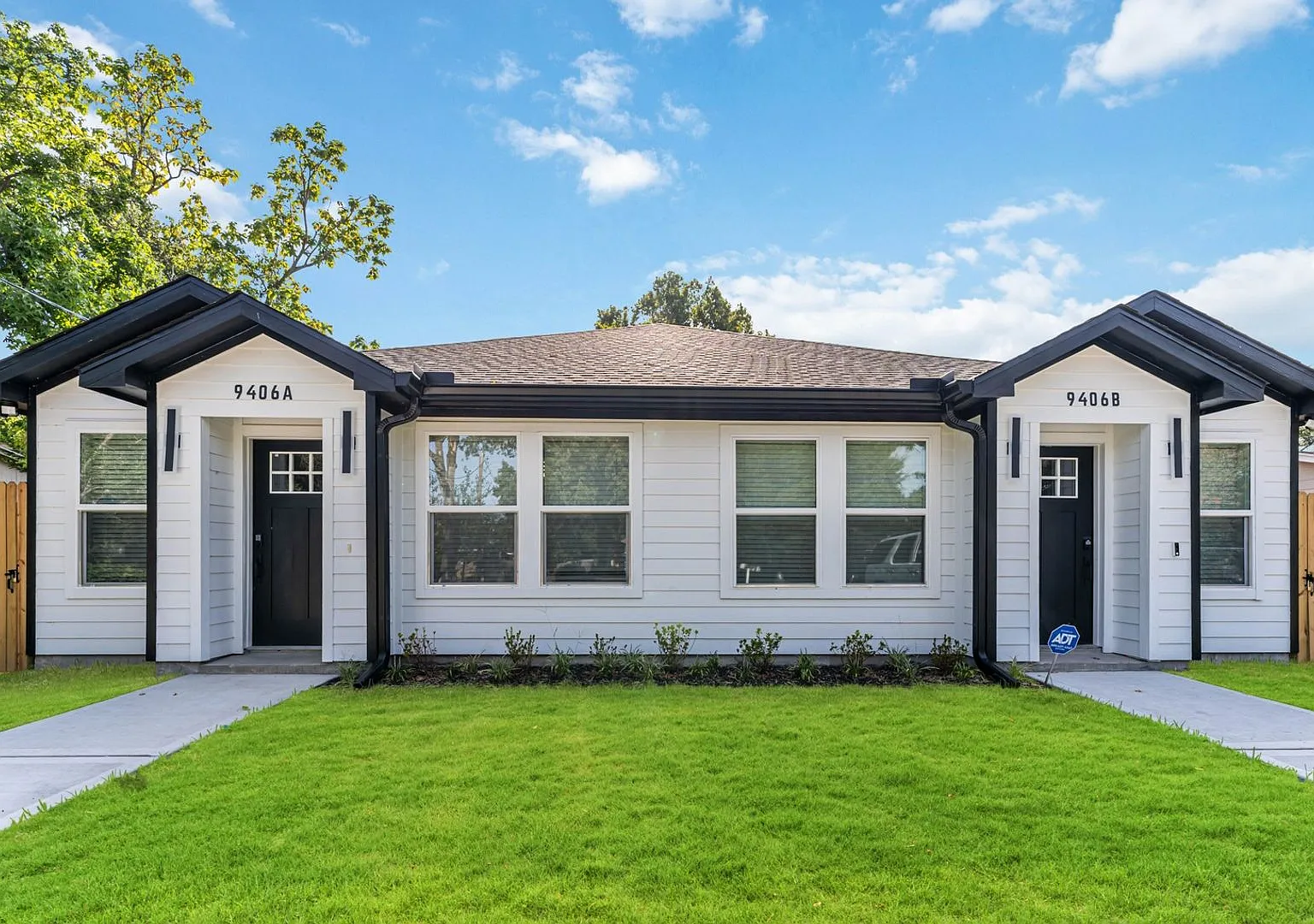3 bed 2 bath Modern Home — Photo 2