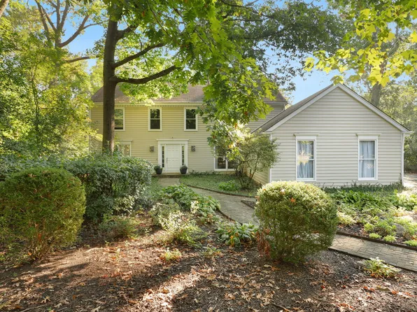 150 Brierfield Ct, Lake Bluff, IL 60044