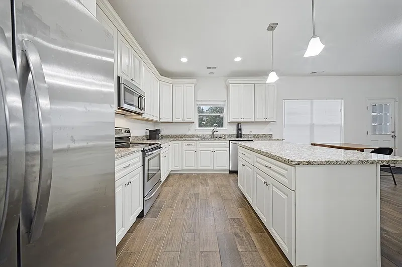 4 bed, 2.5 bath, 2400 sqft, $2,900 — Photo 2