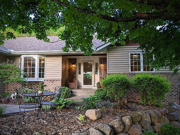 Walkout rambler on 1.32 acres