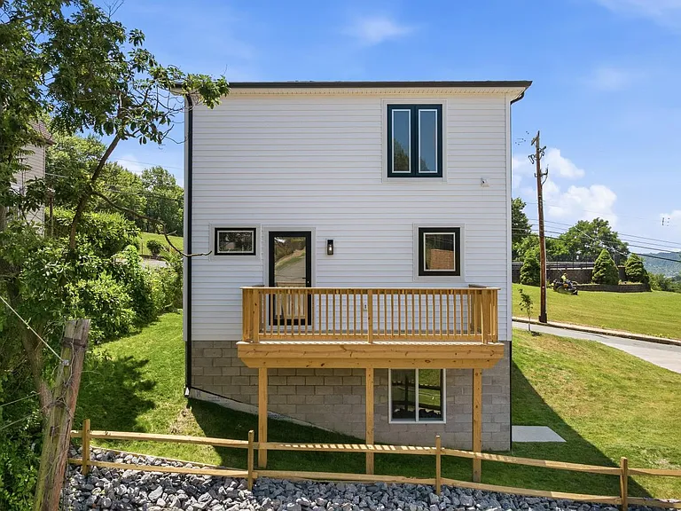 521 Harmony Rd — Photo 3