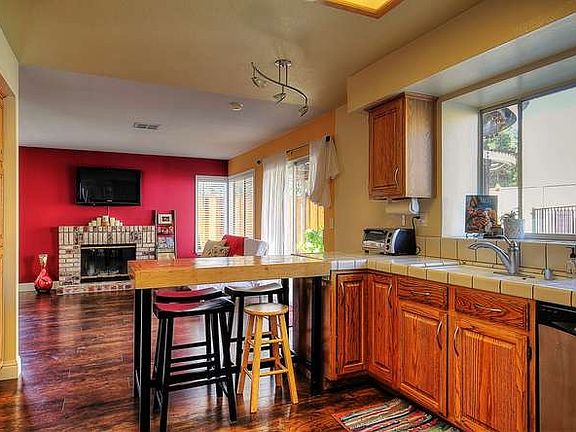5th image of 1975 Foxwood Ct