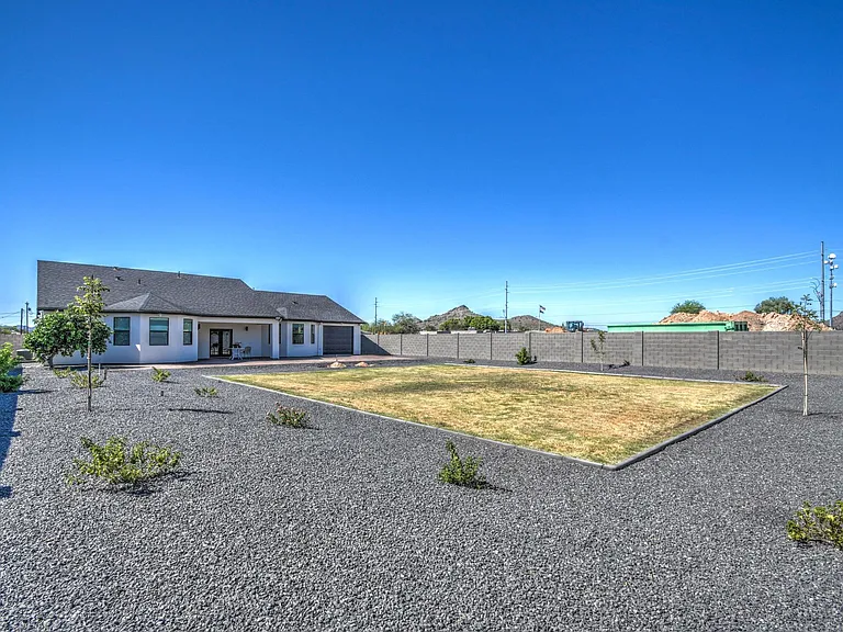 3216 E Sunnyside Ln — Photo 47
