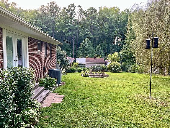 4th image of 916 Parkview Dr
